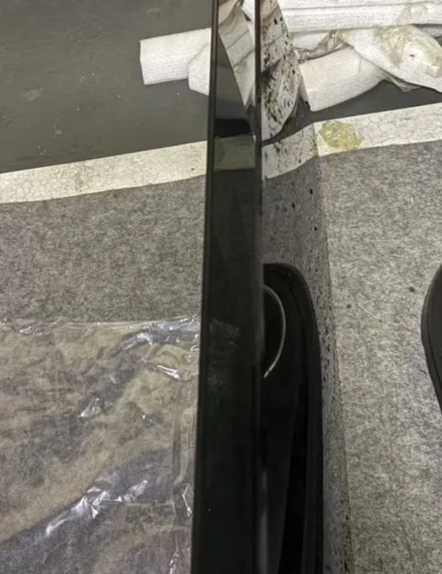 左边是双层夹胶玻璃,右边是原装玻璃
